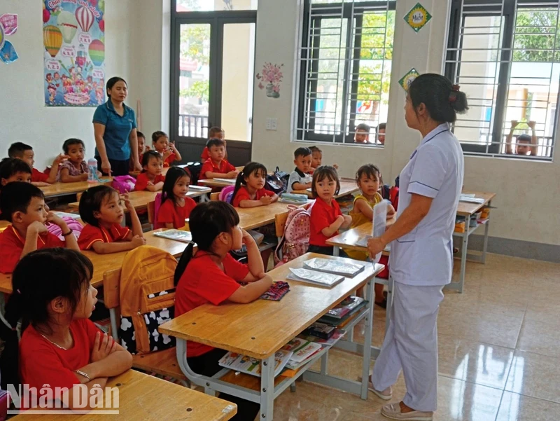 Cán bộ y tế hướng dẫn cán bộ, giáo viên, nhân viên và học sinh ở Hương Khê thực hiện các biện pháp phòng, chống dịch đau mắt đỏ.
