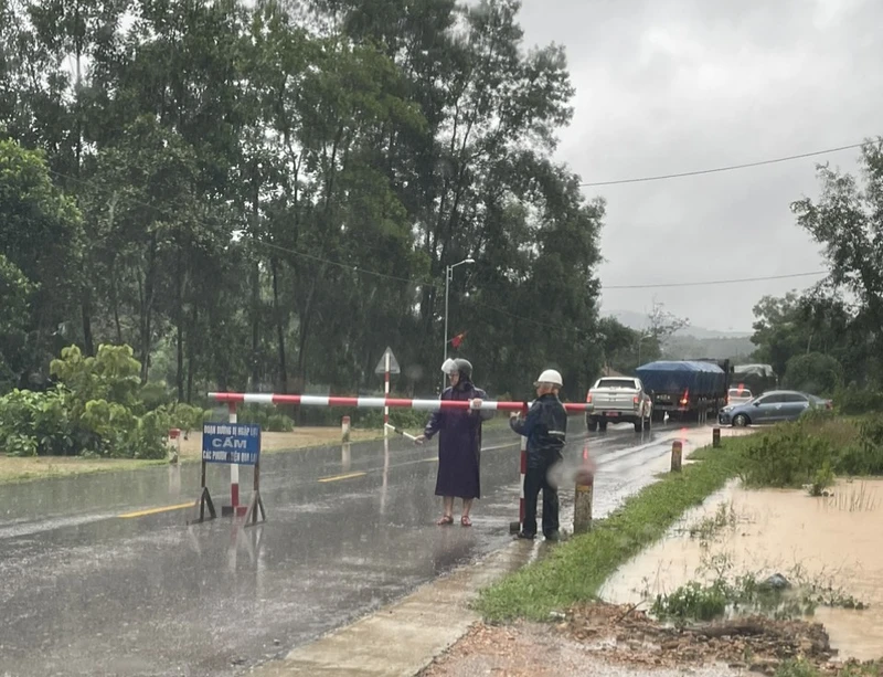 Các lực lượng chức năng ở Hương Khê lập rào chắn, tổ chức phân luồng các phương tiện lưu thông qua khu vực bị ngập lụt.