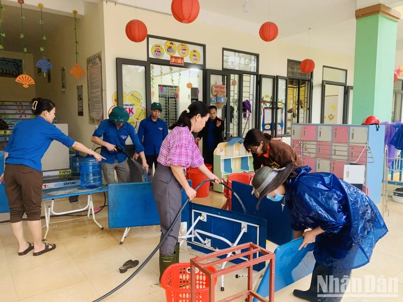 Trường Mầm non Hương Đô huy động lực lượng dọn dẹp, vệ sinh môi trường sau lũ.