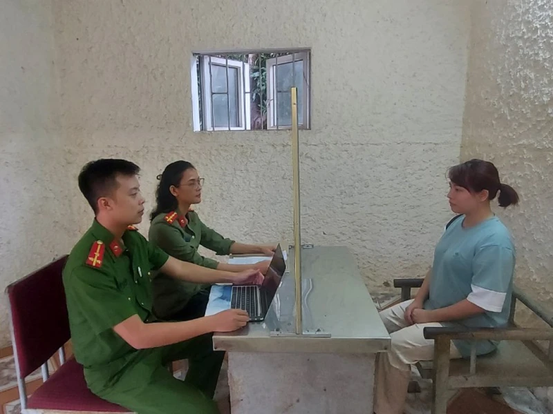 Cơ quan điều tra lấy lời khai đối tượng Nguyễn Thị Thắm.