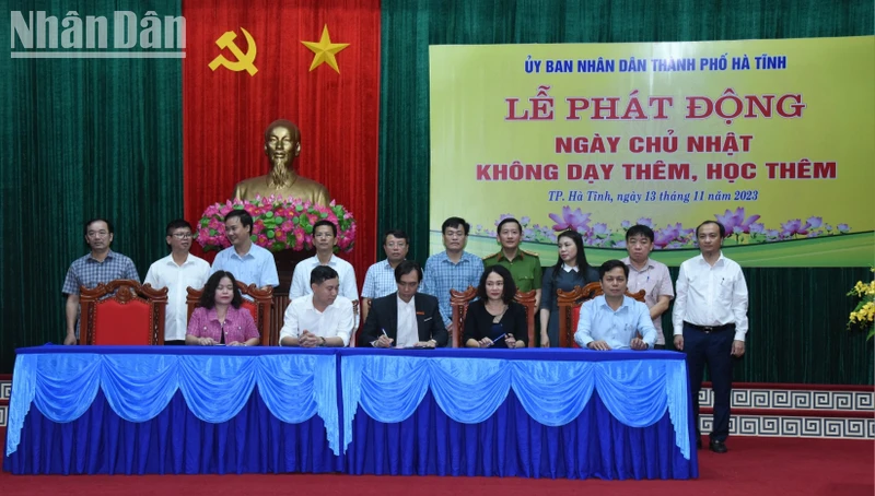 Đại diện các nhà trường trên địa bàn thành phố đã ký cam kết không dạy thêm, học thêm vào ngày chủ nhật.