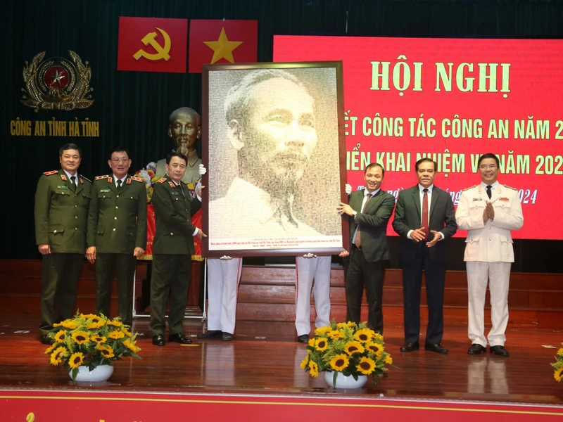 Các đồng chí lãnh đạo tỉnh Hà Tĩnh trao tặng Bộ Công an bức chân dung Bác Hồ.