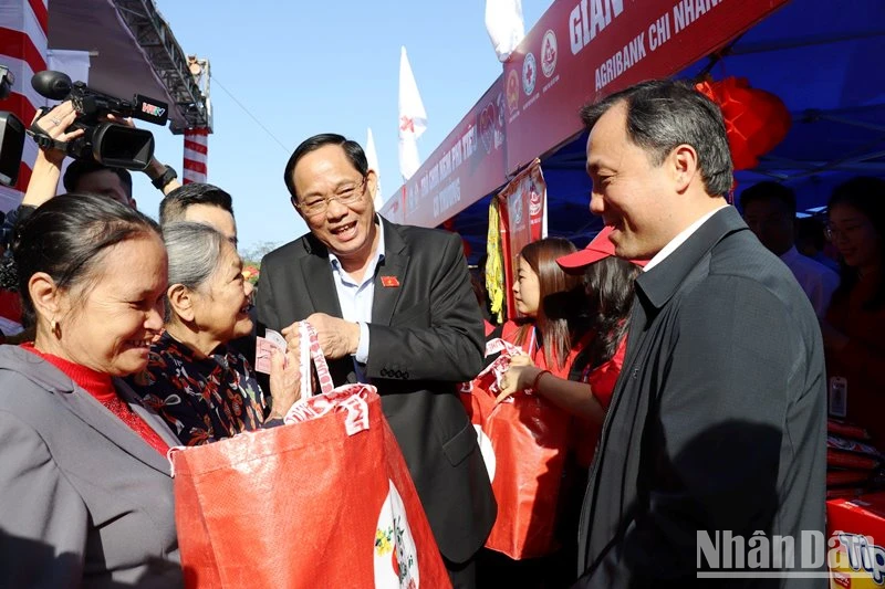 Phó Chủ tịch Quốc hội Trần Quang Phương và Bí thư Tỉnh ủy Hà Tĩnh Hoàng Trung Dũng tặng quà Tết cho người dân thị xã Kỳ Anh.
