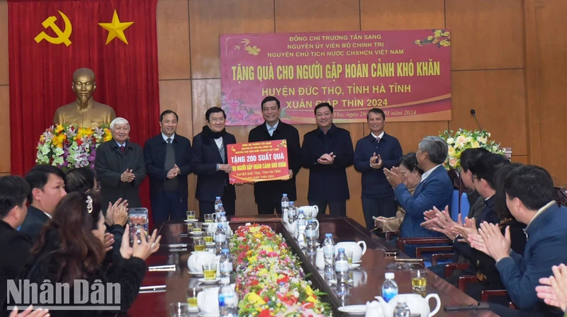 Nguyên Chủ tịch nước Trương Tấn Sang trao biểu trưng tặng 200 suất quà Tết cho các hộ gia đình gặp hoàn cảnh khó khăn ở Đức Thọ.