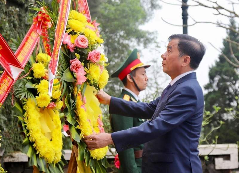 Đồng chí Trần Cẩm Tú dâng hoa tại Khu lưu niệm Tổng Bí thư Trần Phú.