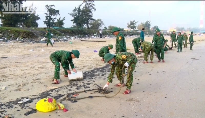 Các lượng chức năng khẩn trương tổ chức thu gom toàn bộ số lượng dầu tràn trên bãi biển xã Kỳ Lợi.