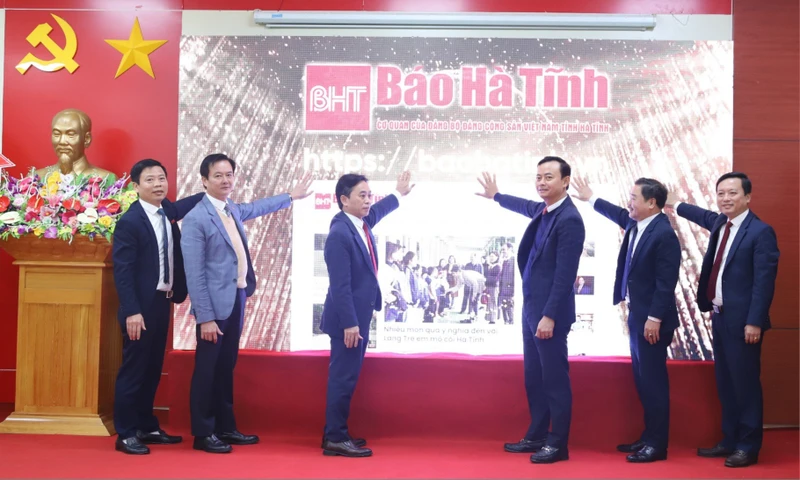 Các đồng chí lãnh đạo tỉnh Hà Tĩnh thực hiện nghi lễ ra mắt giao diện mới Báo Hà Tĩnh Điện tử.