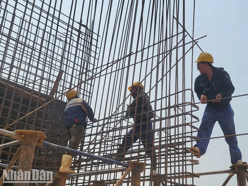 Các công nhân Tổng công ty Xuất nhập khẩu và Xây dựng Việt Nam thi công cầu Trung Lộc 2 (Can Lộc) trong tiết trời nắng gắt.