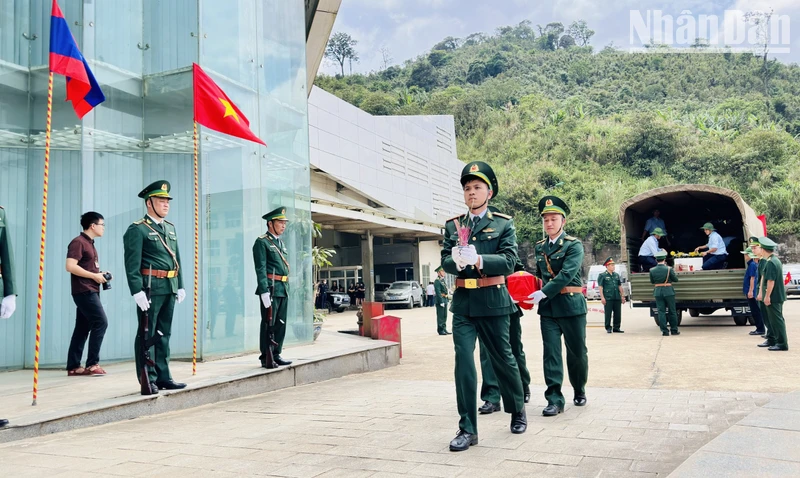 Lễ đón các hài cốt liệt sĩ quân tình nguyện Việt Nam được tổ chức trang trọng tại Cửa khẩu quốc tế Cầu Treo.