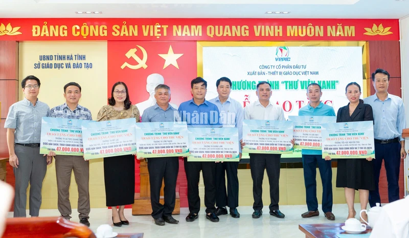 VEPIC trao tặng tủ sách và thiết bị hỗ trợ công tác dạy học cho thư viện các trường để học sinh dùng chung.