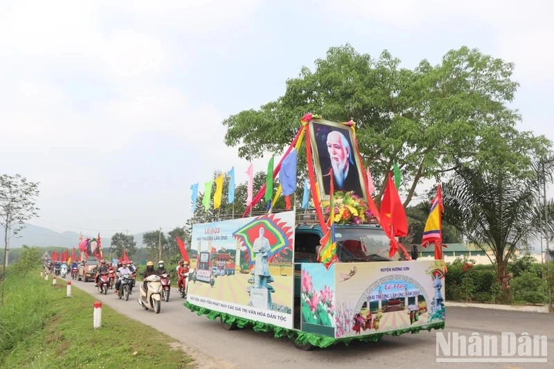 Lễ rước Đại danh Y Lê Hữu Trác tại lễ tưởng niệm 233 năm ngày mất Đại danh y Hải Thượng Lãn Ông Lê Hữu Trác. Ảnh: Ngô Tuấn