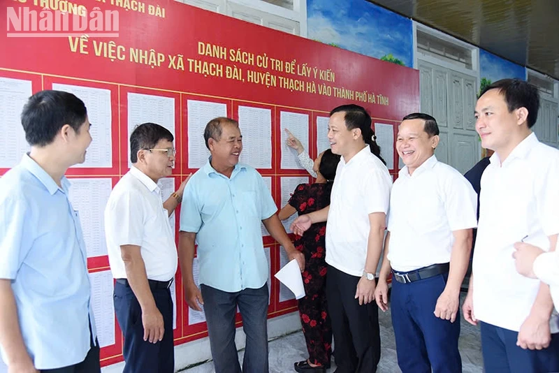 Các đồng chí lãnh đạo huyện Thạch Hà trao đổi về chủ trương, tình hình sáp nhập đơn vị hành chính.