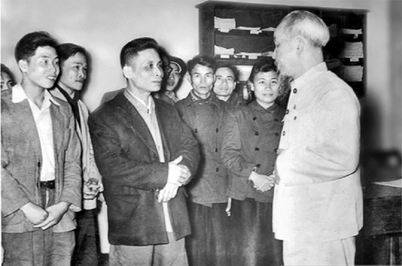 Chủ tịch Hồ Chí Minh thăm và chúc Tết cán bộ, phóng viên Báo Nhân Dân, năm 1957. Ảnh: Tư liệu