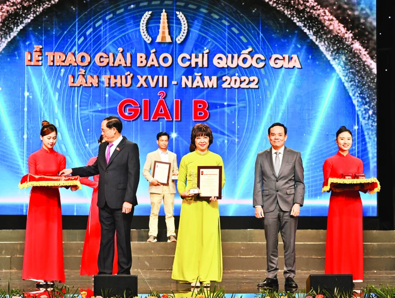 Phó Thủ tướng Trần Lưu Quang và Phó Chủ tịch Quốc hội Trần Quang Phương trao giải B cho nhóm tác giả Báo Nhân Dân. Ảnh: Duy Linh
