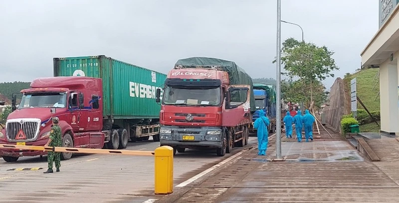 Các phương tiện làm thủ tục thông quan hàng hóa xuất nhập khẩu tại lối mở Km3+4 Hải Yên, Móng Cái, Quảng Ninh.
