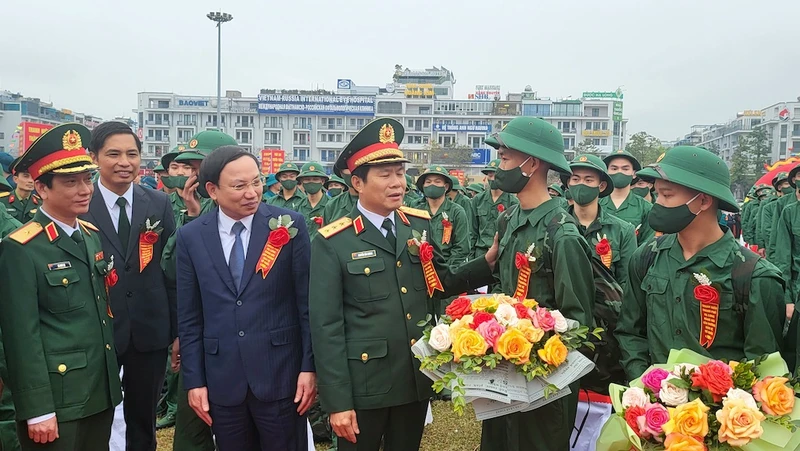 Lãnh đạo Bộ Quốc phòng, Quân khu 3 và tỉnh Quảng Ninh, thành phố Hạ Long tặng hoa chúc mừng và động viên các tân binh lên đường nhập ngũ.