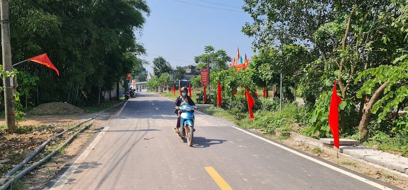 Một tuyến đường liên xã ở huyện Đầm Hà được đầu tư từ chương trình xây dựng nông thôn mới.