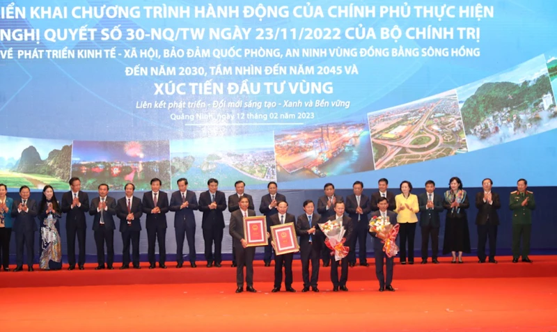 Phó Thủ tướng Trần Hồng Hà trao Quy hoạch tỉnh Quảng Ninh và Quy hoạch chung thành phố Hạ Long.
