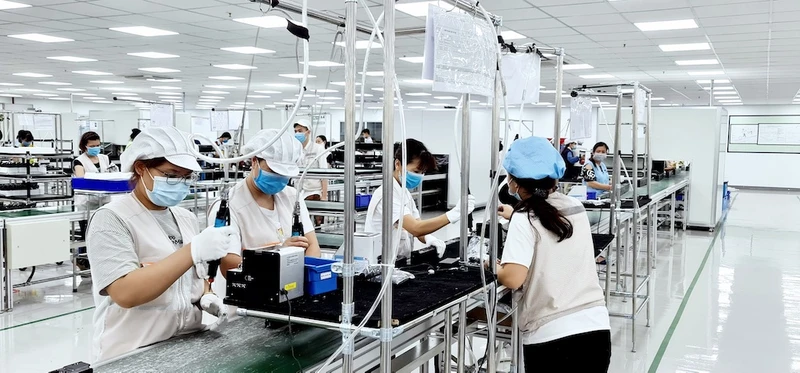 Sản xuất linh kiện điện tử tại khu công nghiệp Đông Mai, thị xã Quảng Yên, Quảng Ninh.