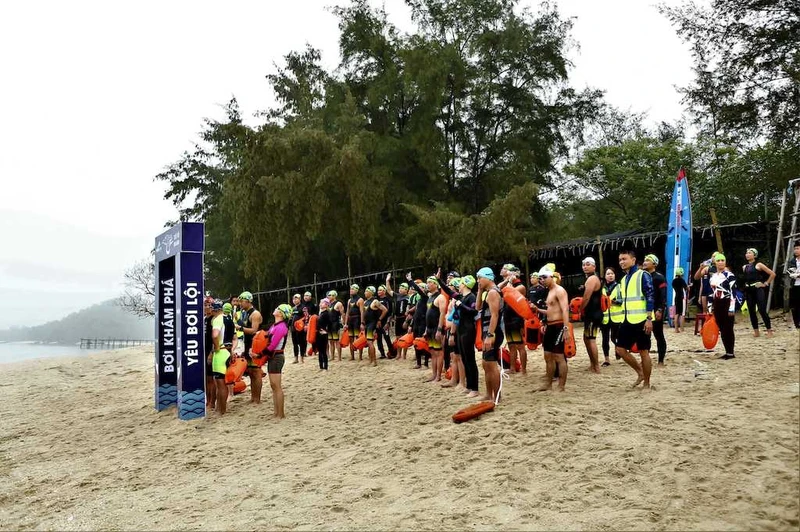 Hơn 60 vận động viên tham gia Giải bơi vòng quanh đảo Cô Tô con.