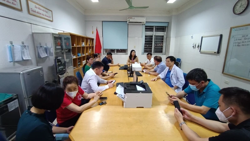 Lãnh đạo tỉnh Quảng Ninh và các cơ quan chức năng cùng thành phố Hạ Long thăm hỏi, động viên các thân nhân các nạn nhân ngay trong đêm 5/4.