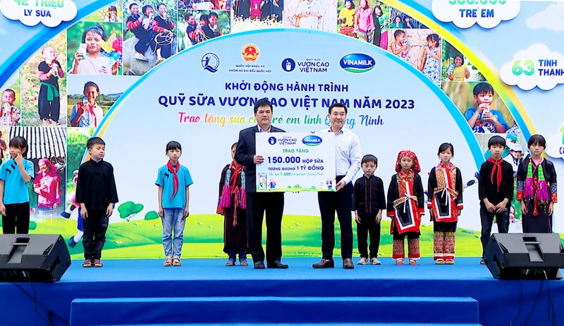 Đại diện Quỹ sữa vươn cao Việt Nam trao tặng 150 nghìn hộp sữa cho trẻ em huyện Bình Liêu, Quảng Ninh.