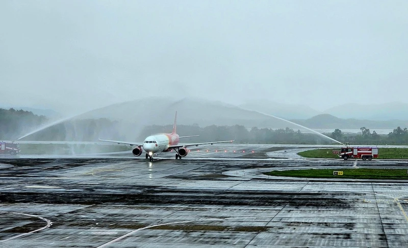 Chuyến bay số hiệu VJ4VJ8VJ6 chở những hành khách đầu tiên đến từ Cần Thơ hạ cánh xuống sân bay quốc tế Vân Đồn.