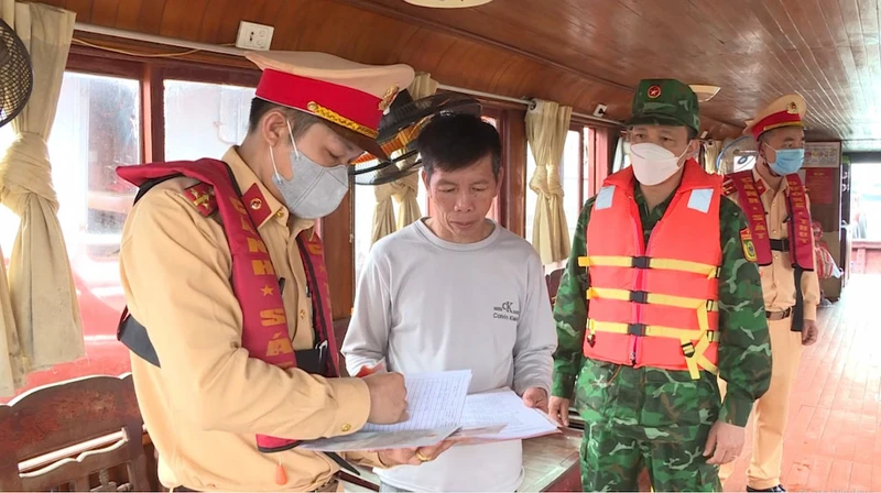 Cảnh sát giao thông đường thủy Công an tỉnh Quảng Ninh phối hợp với các lực lượng chức năng tăng cường kiểm tra các tàu du lịch chở khách tham quan Vịnh Hạ Long.