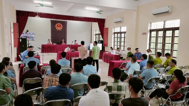 Quang cảnh phiên tòa xét xử lưu động tại xã Hà Lâu, huyện Tiên Yên, tỉnh Quảng Ninh.