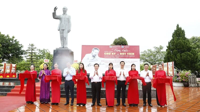 Các đại biểu cắt băng khai mạc triển lãm "Sưu tập chữ ký và bút tích của Chủ tịch Hồ Chí Minh" trên đảo Cô Tô.