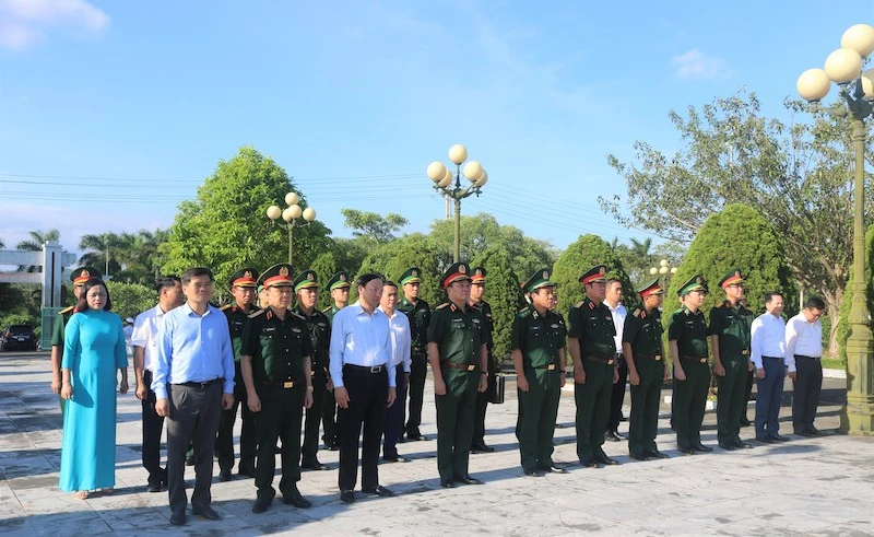 Đoàn công tác của Quân ủy Trung ương do Thượng Tướng Hoàng Xuân Chiến làm Trưởng đoàn cùng lãnh đạo tỉnh Quảng Ninh dâng hương tại Đài tưởng niệm các anh hùng liệt sĩ Pò Hèn.