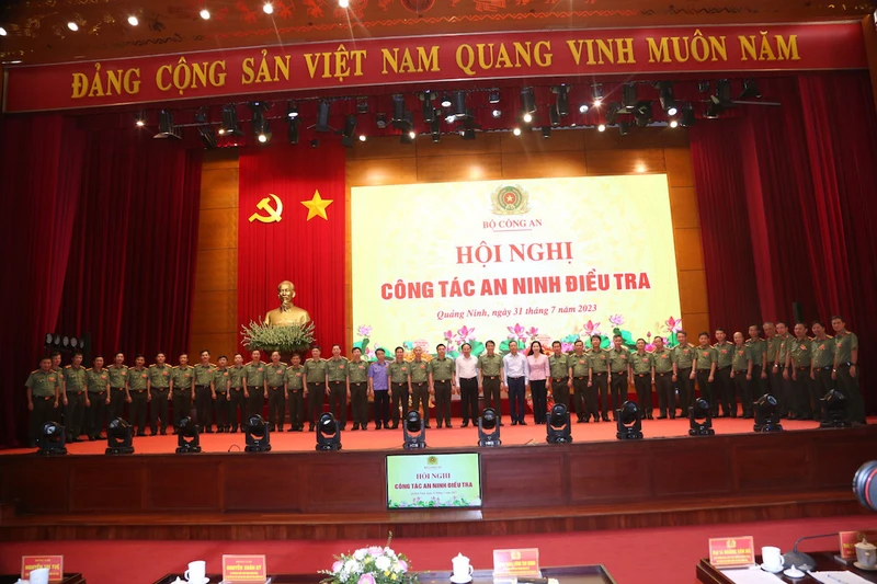 Lãnh đạo Bộ Công an và lãnh đạo tỉnh Quảng Ninh cùng các đại biểu chụp ảnh lưu niệm tại hội nghị.