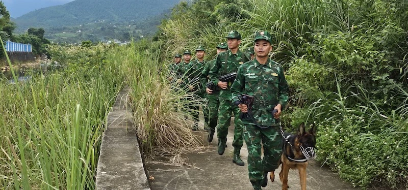 Cán bộ chiến sĩ Đồn Biên phòng Cửa khẩu Hoành Mô (Bình Liêu) trên đường tuần tra biên giới.