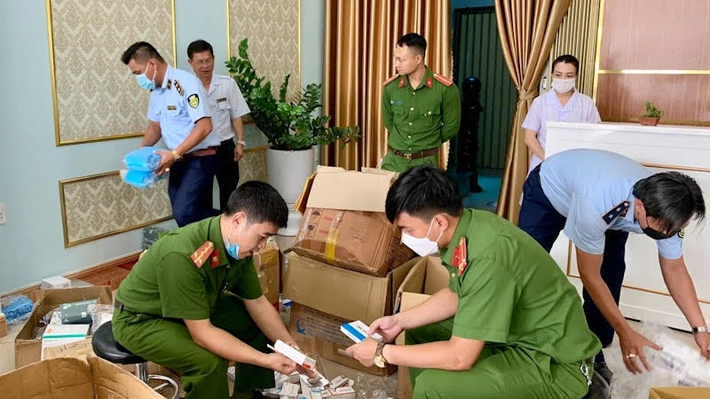 Lực lượng chức năng kiểm tra hoạt động tại Viện thẩm mỹ 108 Hà Nội-Cơ sở Gia Lai (Số 34 Nguyễn Tất Thành, thành phố Pleiku Gia Lai). (Ảnh : Như Nguyệt)