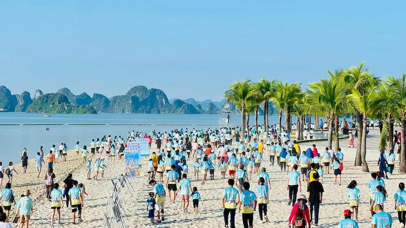 Giải chạy "Tiếp sức hưởng ứng ngày ASEAN về quản lý thiên tai năm 2023" được tổ chức bên bờ Di sản Vịnh Hạ Long.