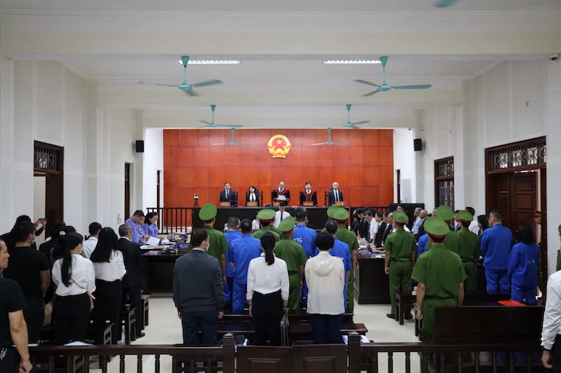 Quang cảnh phiên tòa xét xử vụ án"Vi phạm quy định về đấu thầu gây hậu quả nghiêm trọng" tại Sở Y tế Quảng Ninh.
