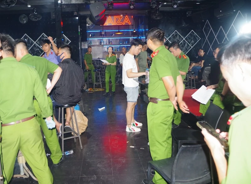 Công an huyện Vân Đồn bắt giữ nhóm đối tượng tổ chức sử dụng trái phép chất ma túy tại quán Pub ở thị trấn Cái Rồng, Quảng Ninh.