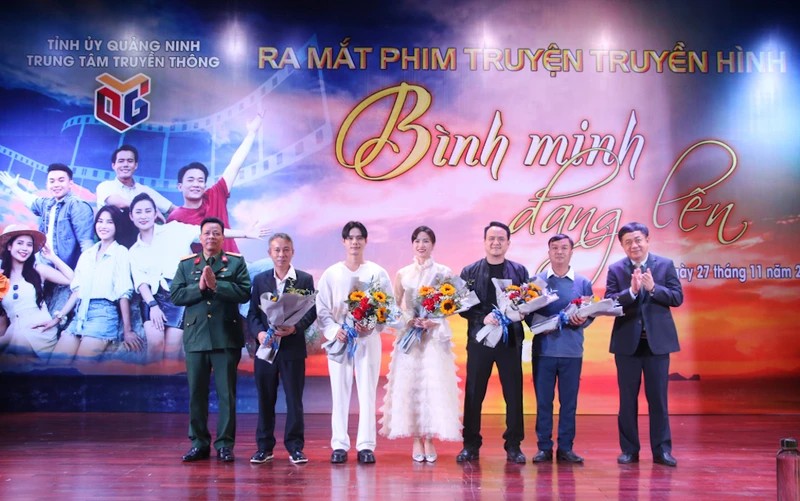 Lãnh đạo Trung tâm truyền thông tỉnh Quảng Ninh và Tổng Công ty Đông Bắc tặng hoa chúc mừng Đoàn làm phim.