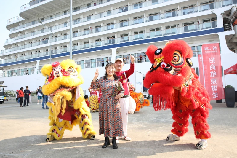 Du khách Trung Quốc đến Hạ Long bằng tàu biển trong sáng 28/11.