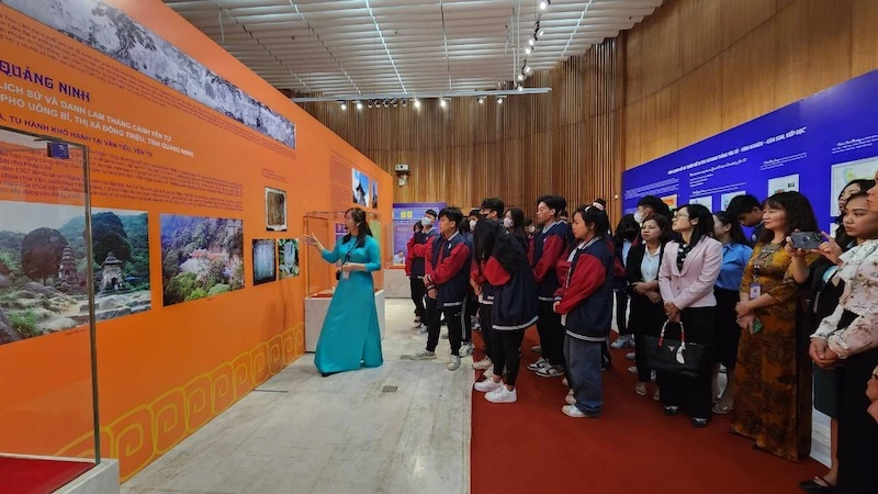 Trưng bày chuyên đề "Văn hóa nhà Trần và Phật giáo Yên Tử" thu hút đông đảo người dân và du khách tham quan, tìm hiểu.