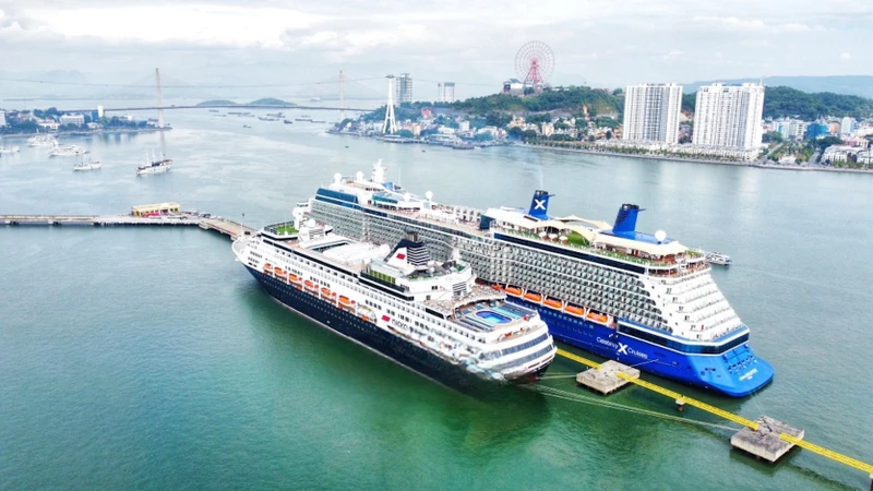 2 siêu tàu biển đưa gần 3.700 du khách quốc tế đến Hạ Long trong ngày 31/12.