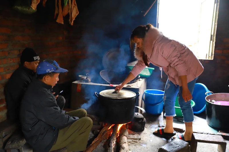 Người dân các xã vùng cao của huyện Bình Liêu chủ động nấu nước nóng cho đàn vật nuôi trong những ngày rét đậm, rét hại.