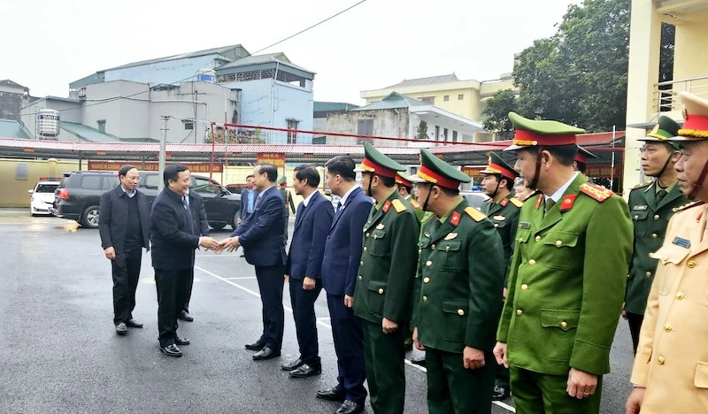 Đồng chí Nguyễn Xuân Thắng chúc Tết các đơn vị lực lượng vũ trang trên địa bàn huyện.