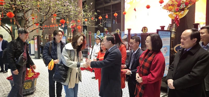 Chủ tịch Ủy ban nhân dân tỉnh Quảng Ninh Cao Tường Huy tặng hoa và lì xì Tết cho những du khách đầu tiên "xông" đất Hạ Long.