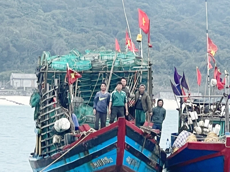 Các thuyền viên được Bộ đội Biên phòng Quảng Ninh cứu hộ thành công, đưa vào bờ an toàn.