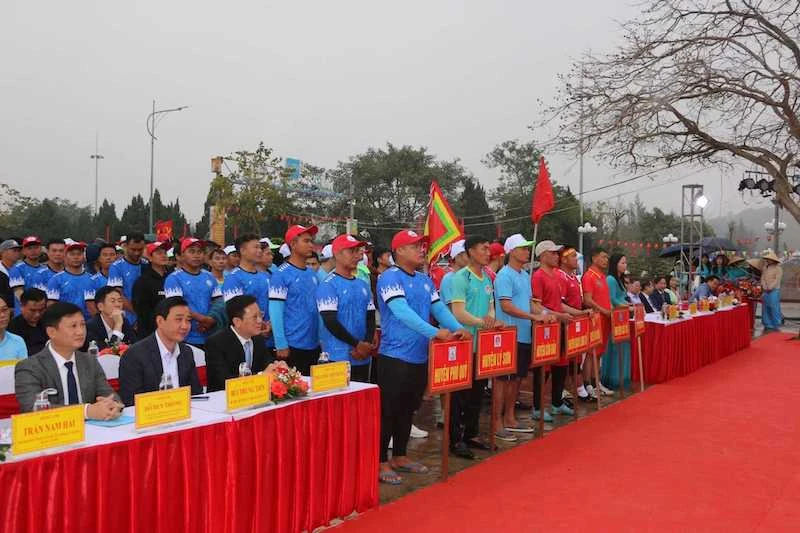 Các đội tham dự Lễ hội đua thuyền truyền thống các huyện đảo tại Cô Tô, Quảng Ninh.