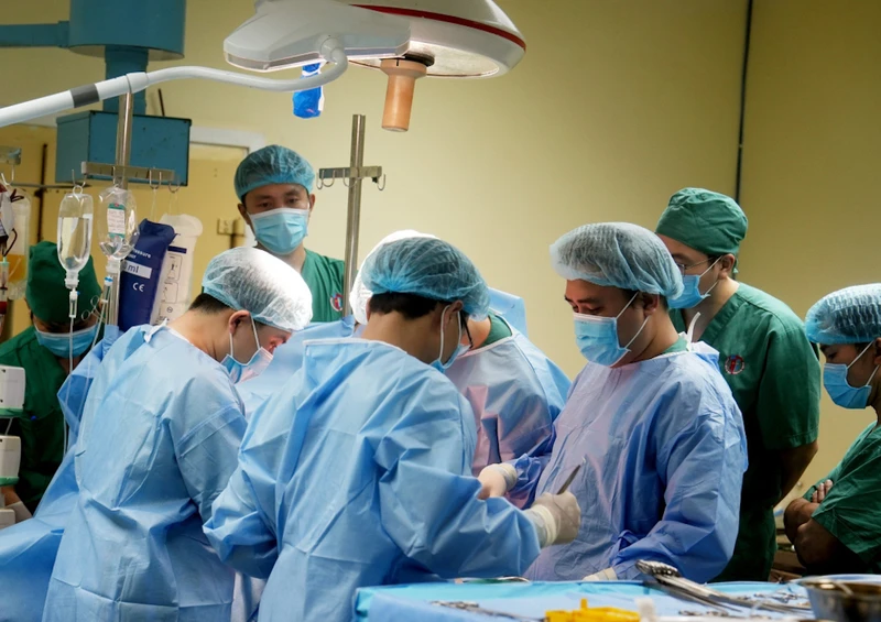 Ca phẫu thuật triển khai lấy tạng được triển khai bởi nhiều ekip khác nhau và đã thành công.