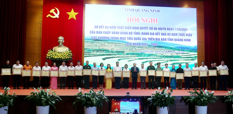 Các tập thể có thành tích xuất sắc được Ủy ban nhân dân tỉnh Quảng Ninh tặng Bằng khen.
