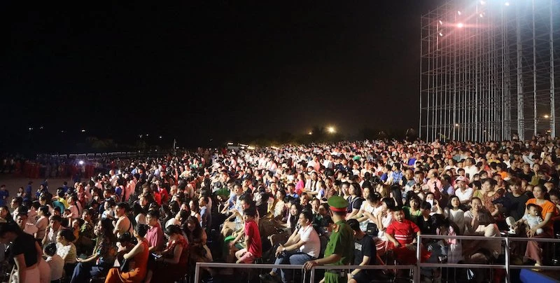 Đông đảo người dân và du khách tham dự lễ khai mạc Carnaval Hạ Long 2024.
