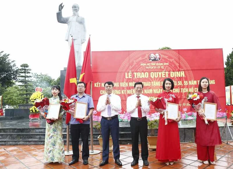 Huyện ủy Cô Tô tổ chức kết nạp đảng viên nhân dịp Kỷ niệm 134 năm Ngày sinh Chủ tịch Hồ Chí Minh.